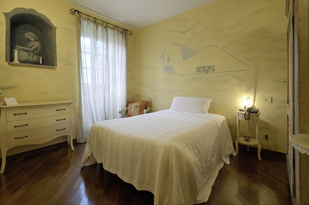 Albareto  Borgo Casaleゲストハウス 部屋 写真